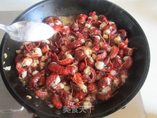 蒜蓉炒虾球的做法步骤：6