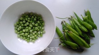 甜豆炒虾仁的做法步骤：2