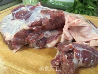 牛腩炖土豆的做法步骤：1