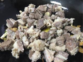 牛腩炖土豆的做法步骤：6