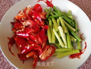老干妈牛肚炒蒜苔的做法步骤：3