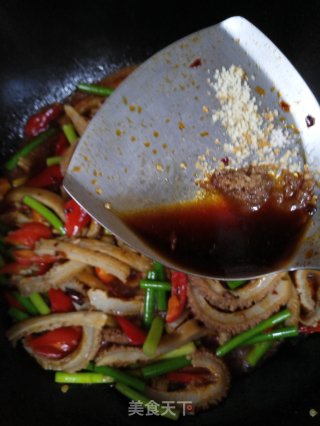 老干妈牛肚炒蒜苔的做法步骤：10