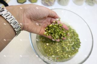 夏日消暑佳品-----绿豆糕的做法步骤：1