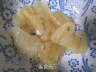 海马花胶炖乌鸡的做法步骤：2