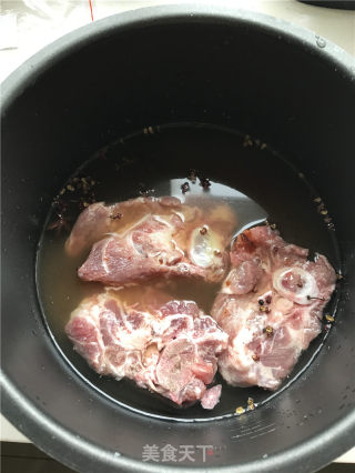凉拌拆骨肉的做法步骤：1