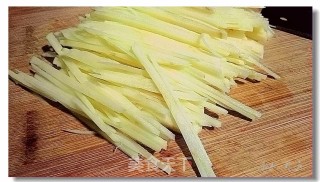 孜然土豆丝的做法步骤：2
