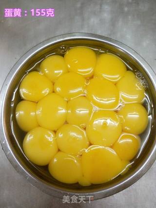青汁戚风蛋糕的做法步骤：2