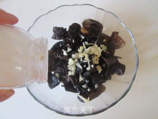 荆芥拌木耳的做法步骤：4
