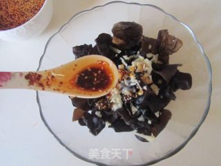荆芥拌木耳的做法步骤：5