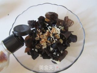 荆芥拌木耳的做法步骤：6