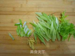 芹菜炒肉片的做法步骤：2