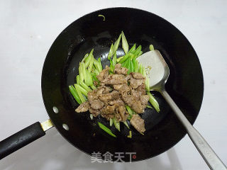芹菜炒肉片的做法步骤：11