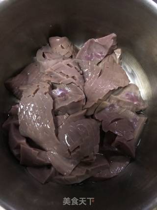 鲜嫩爆炒腰花的做法步骤：1