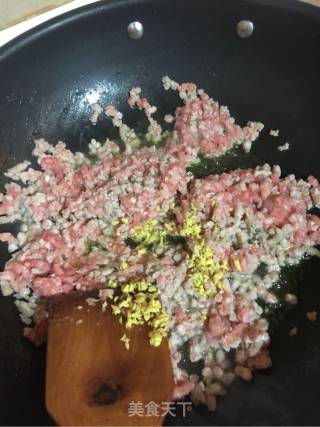 拌饭神器香菇肉哨子的做法步骤：2