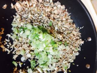 拌饭神器香菇肉哨子的做法步骤：5
