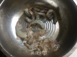 菠萝虾球的做法步骤：1