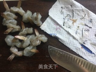 菠萝虾球的做法步骤：2