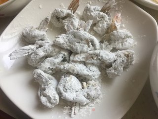 菠萝虾球的做法步骤：4