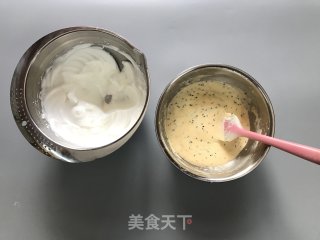 酸奶芝麻戚风的做法步骤：8