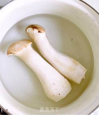 鲜椒手撕杏鲍菇的做法步骤：2