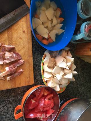 西红柿土豆炖杏鲍菇的做法步骤：1