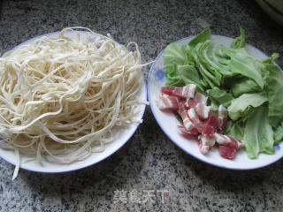 咸肉包心菜汤面的做法步骤：1