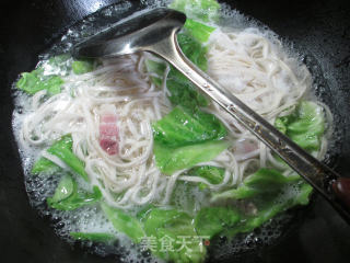 咸肉包心菜汤面的做法步骤：3