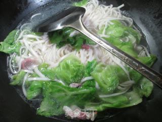 咸肉包心菜汤面的做法步骤：6
