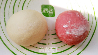 百变面食之双色小猪馒头的做法步骤：7