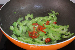腊肉炒苦瓜的做法步骤：5