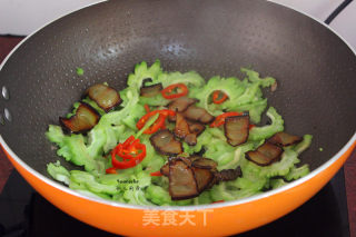 腊肉炒苦瓜的做法步骤：6