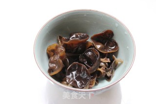 木耳番茄炒鸡蛋的做法步骤：2