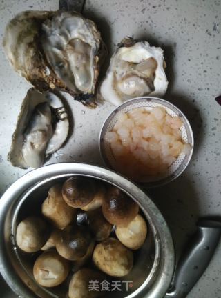 草菇烩虾仁生蚝的做法步骤：1