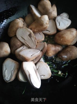 草菇烩虾仁生蚝的做法步骤：4
