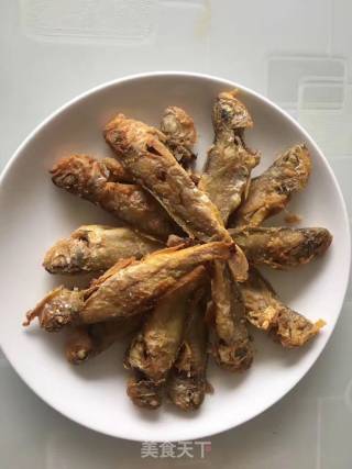 油炸小黄鱼的做法步骤：1