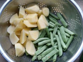 香肠土豆炖豆角的做法步骤：1