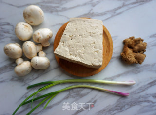 口蘑油豆腐的做法步骤：1