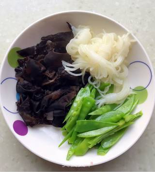 凉拌魔芋鸡丝荷兰豆的做法步骤：2