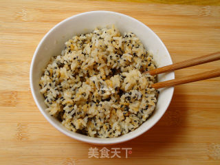 剩饭变零食，芝麻米饭饼的做法步骤：1
