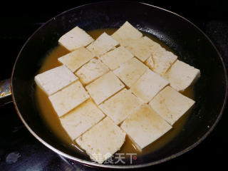 鱼汁香葱烧豆腐的做法步骤：1