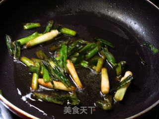 鱼汁香葱烧豆腐的做法步骤：2