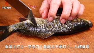 干烧鲫鱼的做法步骤：1