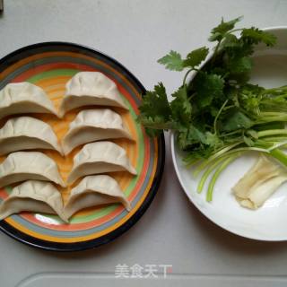 酸汤水饺的做法步骤：1