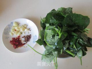 炝炒红薯叶尖的做法步骤：1