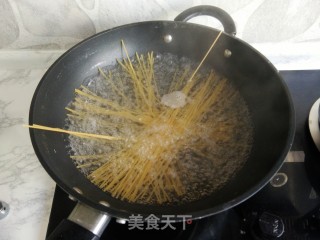蒜香黑椒意面的做法步骤：3