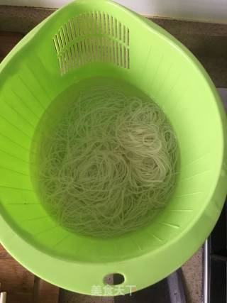 蒜蓉粉丝开背虾的做法步骤：1