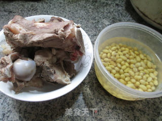 黄豆筒骨汤的做法步骤：1
