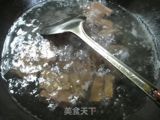 尖椒炒鸭血的做法步骤：3