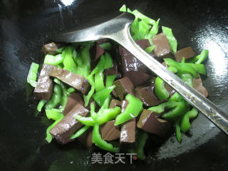 尖椒炒鸭血的做法步骤：5