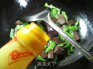 尖椒炒鸭血的做法步骤：6
